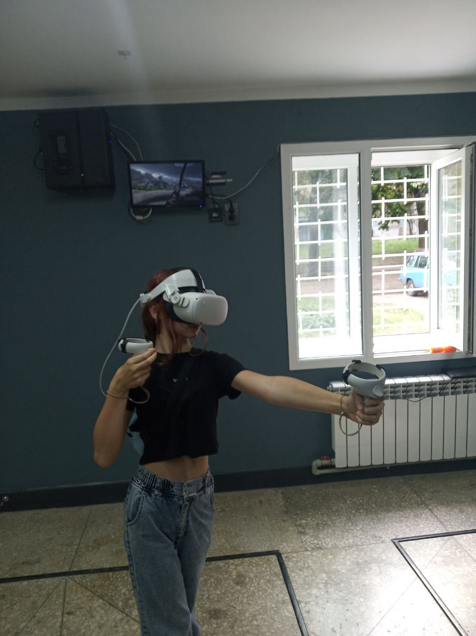 Дівчинка 13 років грає у віртуальну реальність в шоломі Oculus Qest 2.