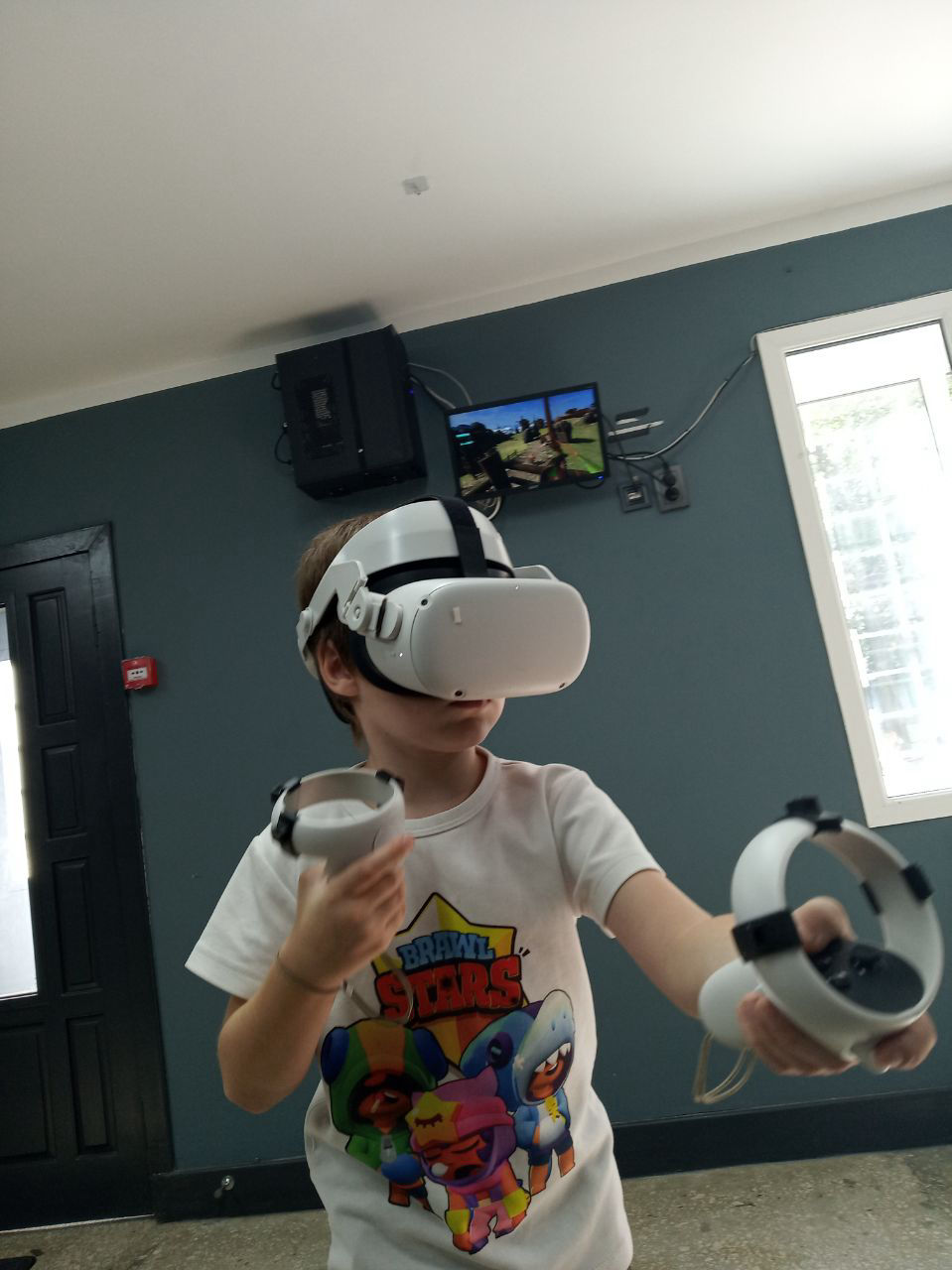 Хлопчик грає у віртуальну реальність, проходить різні рівні. Дитина счастлива. Вигідний варіант відпочинку.