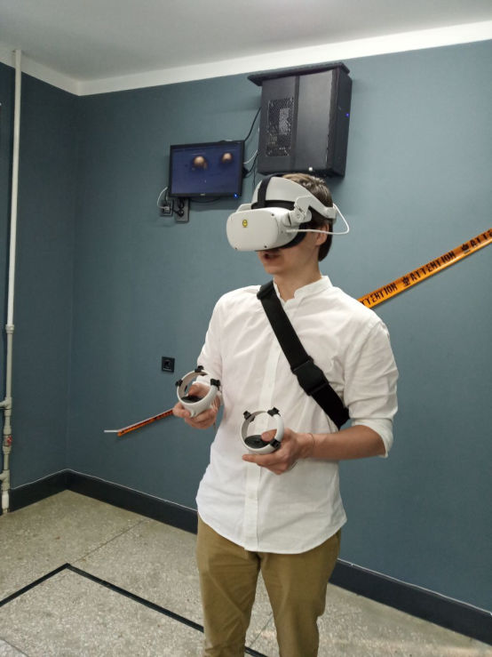 Дорослі грують у віртуальну реальність в шоломах Oculus Qest 2