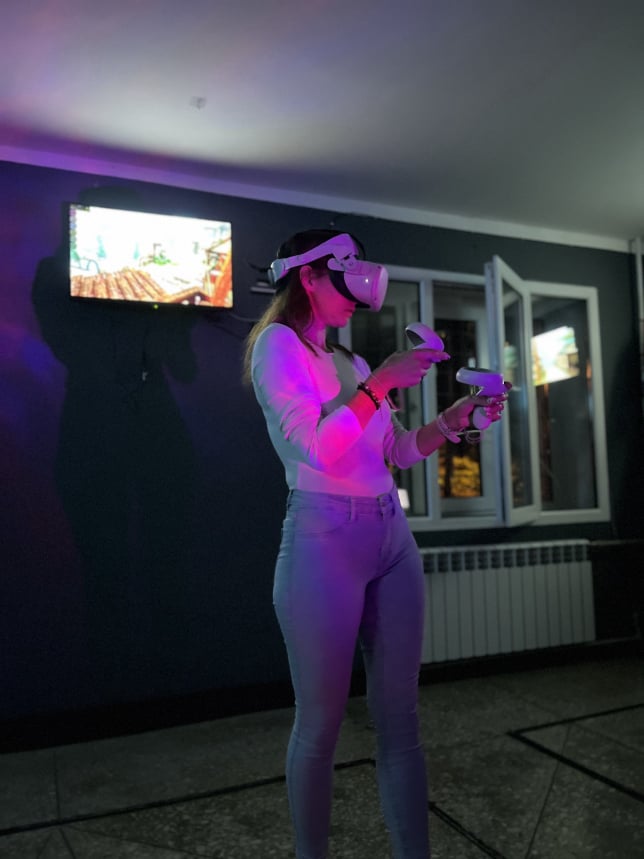Діти грають у VR-ігри, один з одним і груг проти груга. Харків, Салтовка 2023
