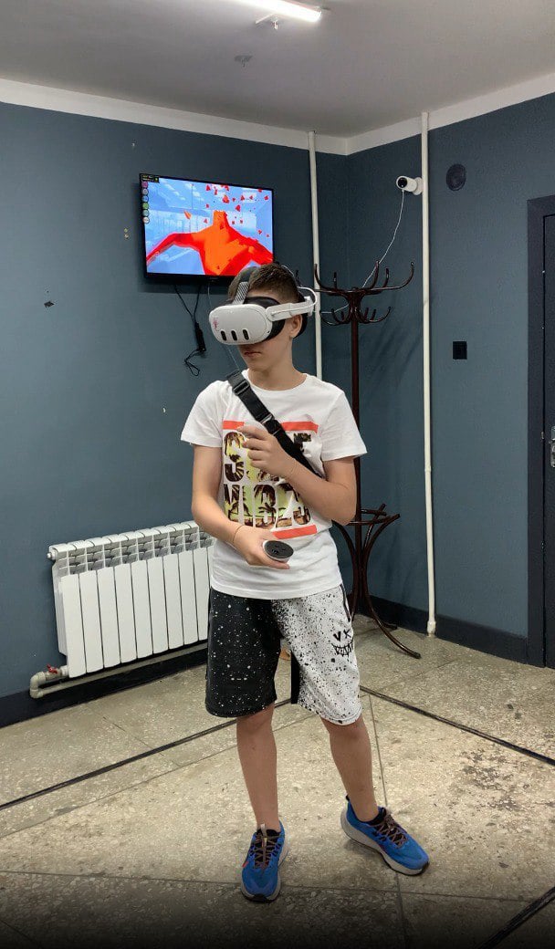 Дорослі грують у віртуальну реальність в шоломах Oculus Qest 2