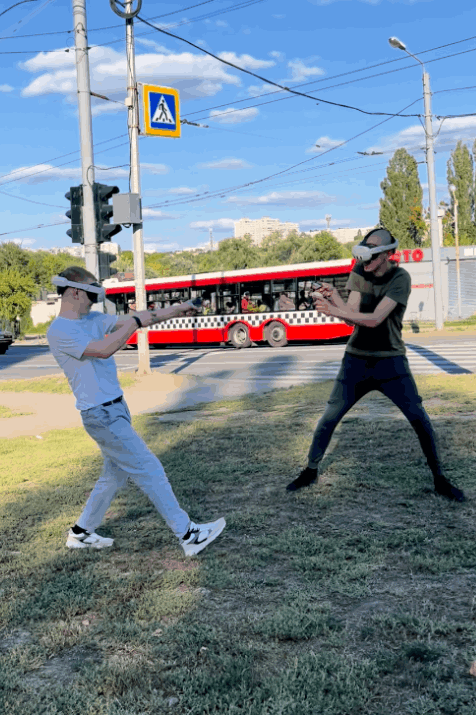 Хлопці грають у віртуальний лазертаг у Харкові