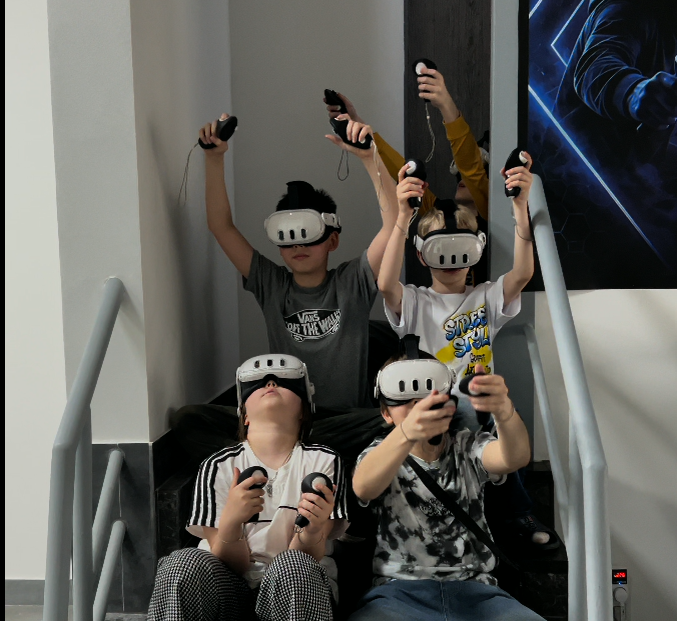 Група дітей грає у VR у SKY VR Харків