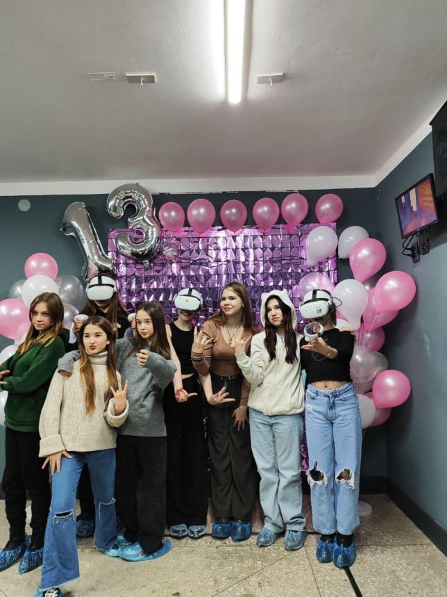 Хлопчик грає у віртуальну реальність, проходить різні рівні. Дитина счастлива. Вигідний варіант відпочинку.