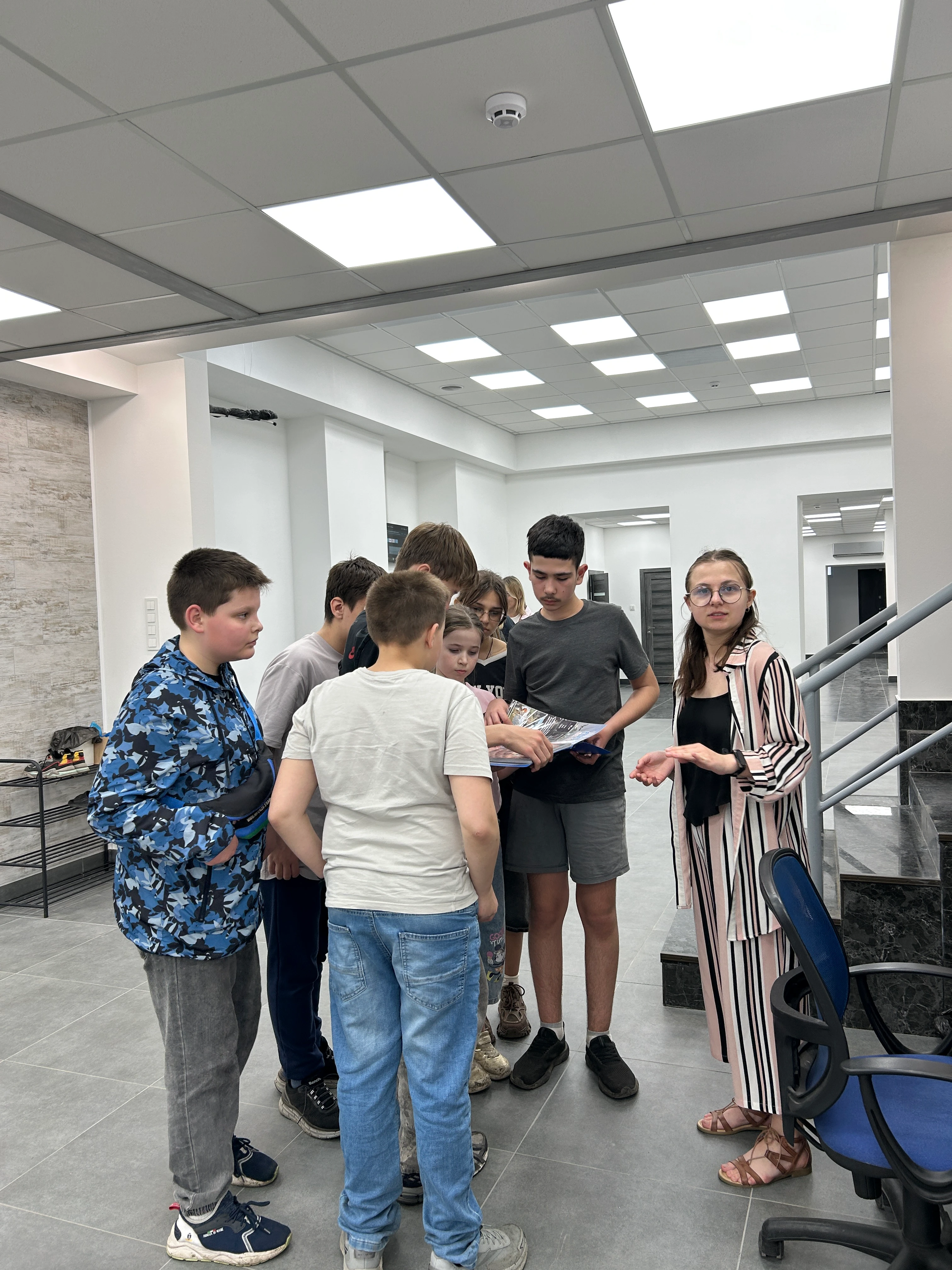 Ми підказуємо із вибором ігор, інструктуємо та підказуємо в процесі гри