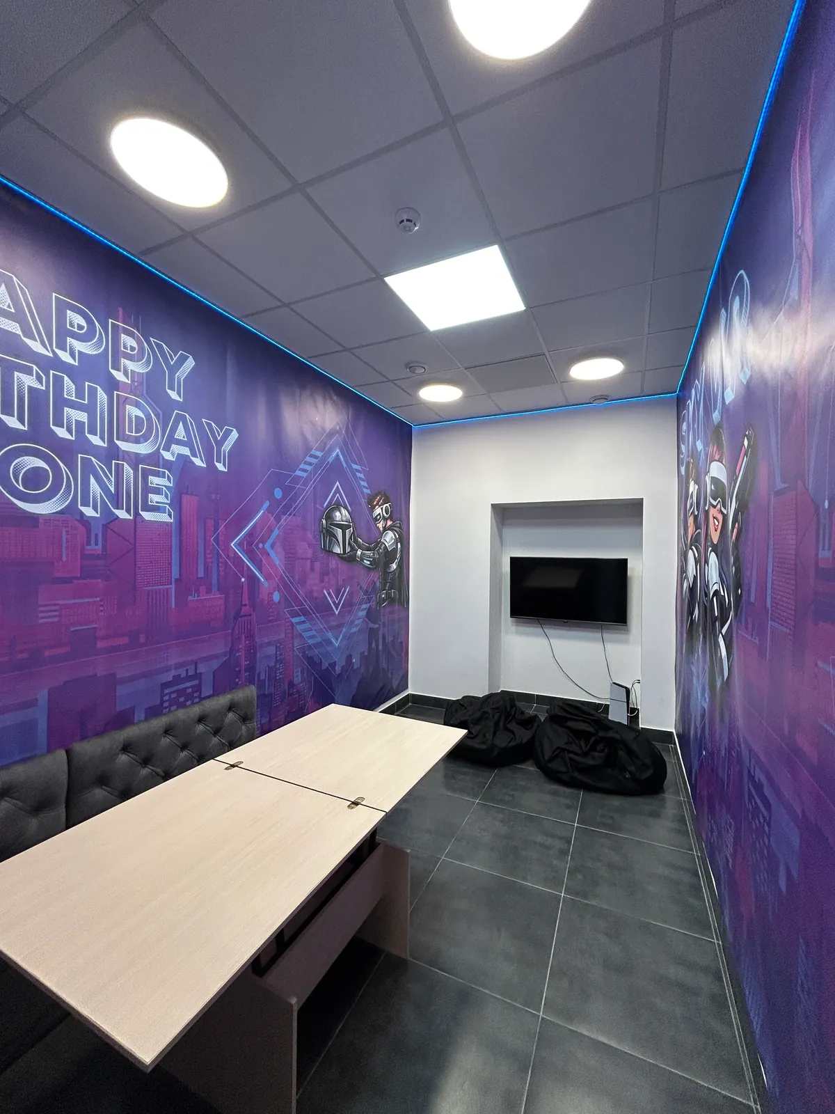 Кімната для святкування дня народження у SKY VR Харків — мурал Happy Birthday Zone